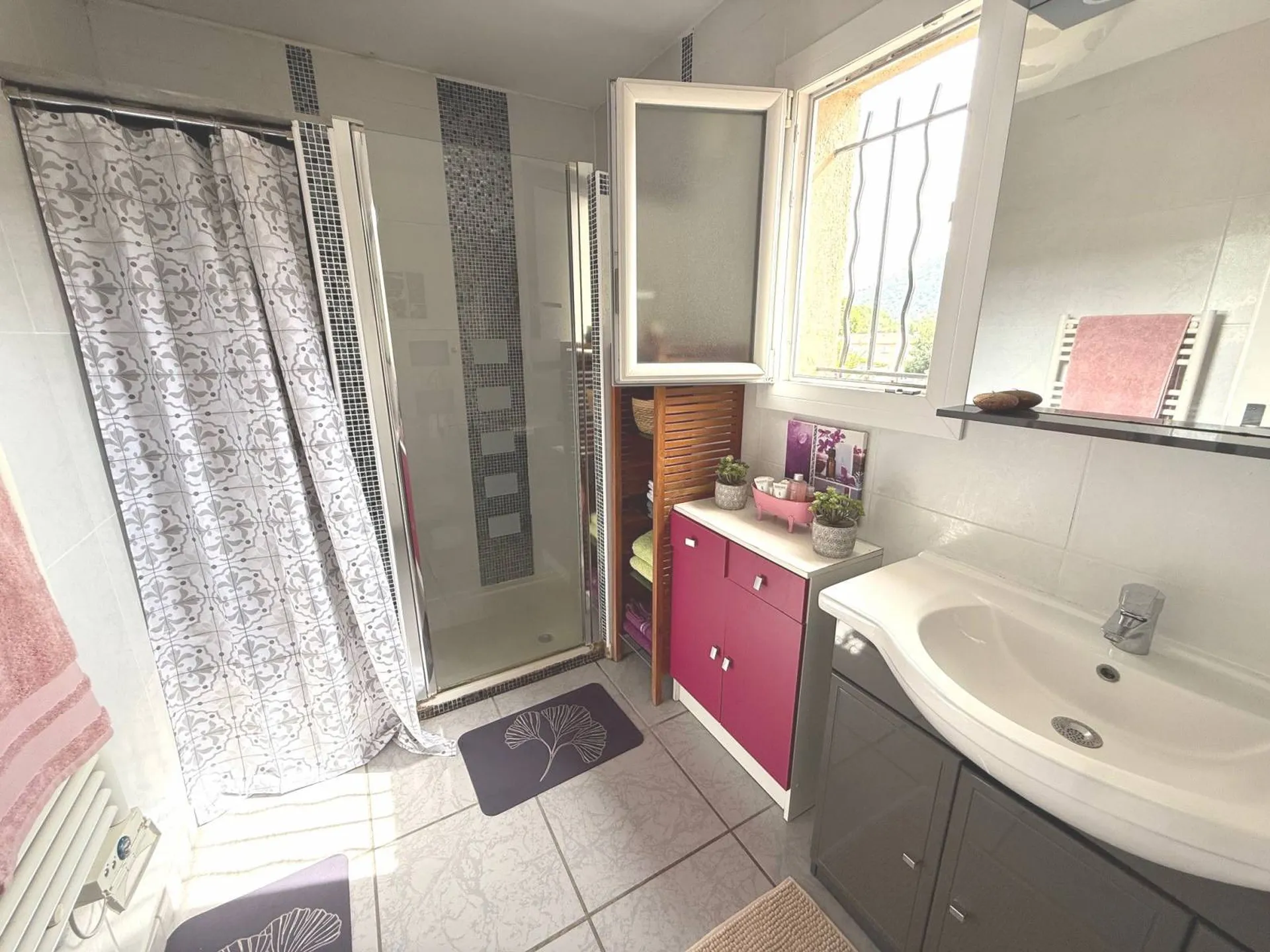 Salle d'eau à l'étage ainsi que 3 chambres