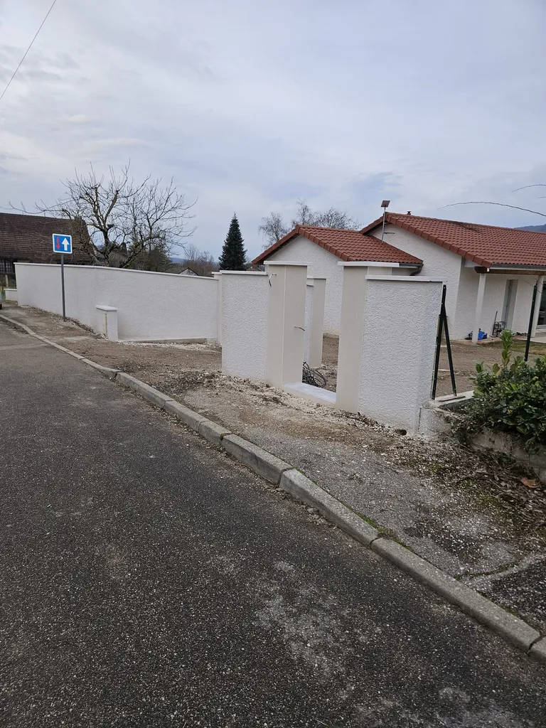 Construction d'un mur de clôture chez un particulier avec portail et portillon par artisan terrassier à Meximieux