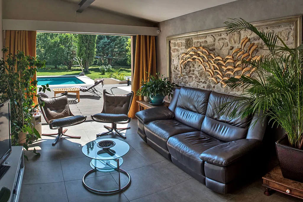 Pernes-les-Fontaines, propriété contemporaine avec piscine, espace spa et dépendances   