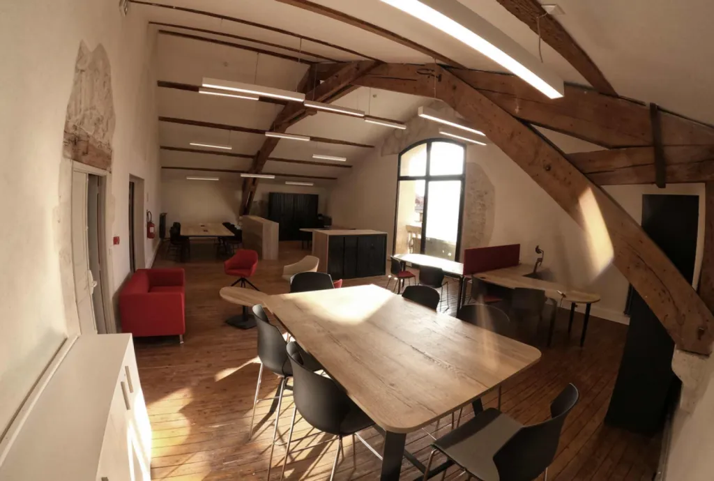 Aménagement d’un plateau de 240 m² pour la Mairie de Tarascon avec mobilier DE SEINE, tables LATITUDE et armoires à rideaux dans une ambiance rouge & bois
