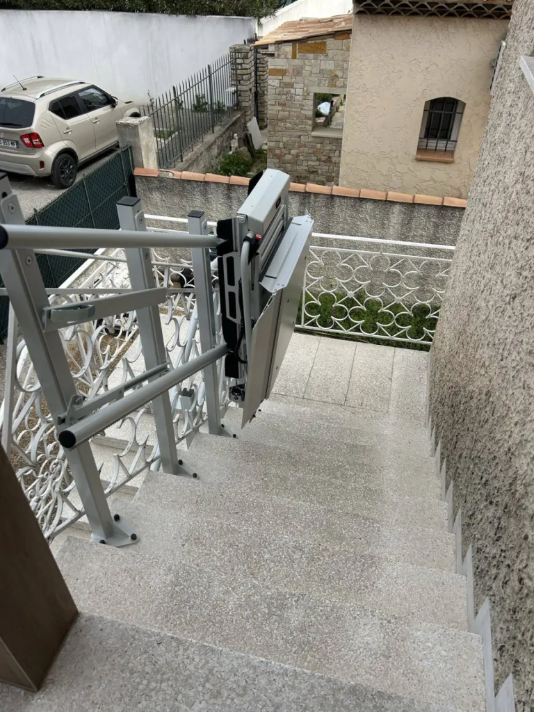 Position parking, pour cette plateforme oblique Lehner Stratos, dans un escalier extérieur près de Marseille