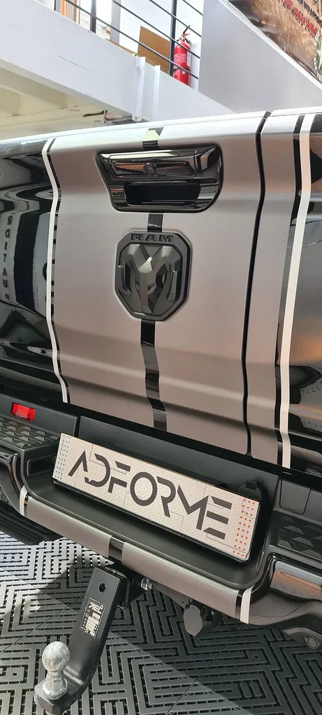Application de sticker bandes sur un Dodge RAM de Grenoble en Auvergne-Rhône-Alpes