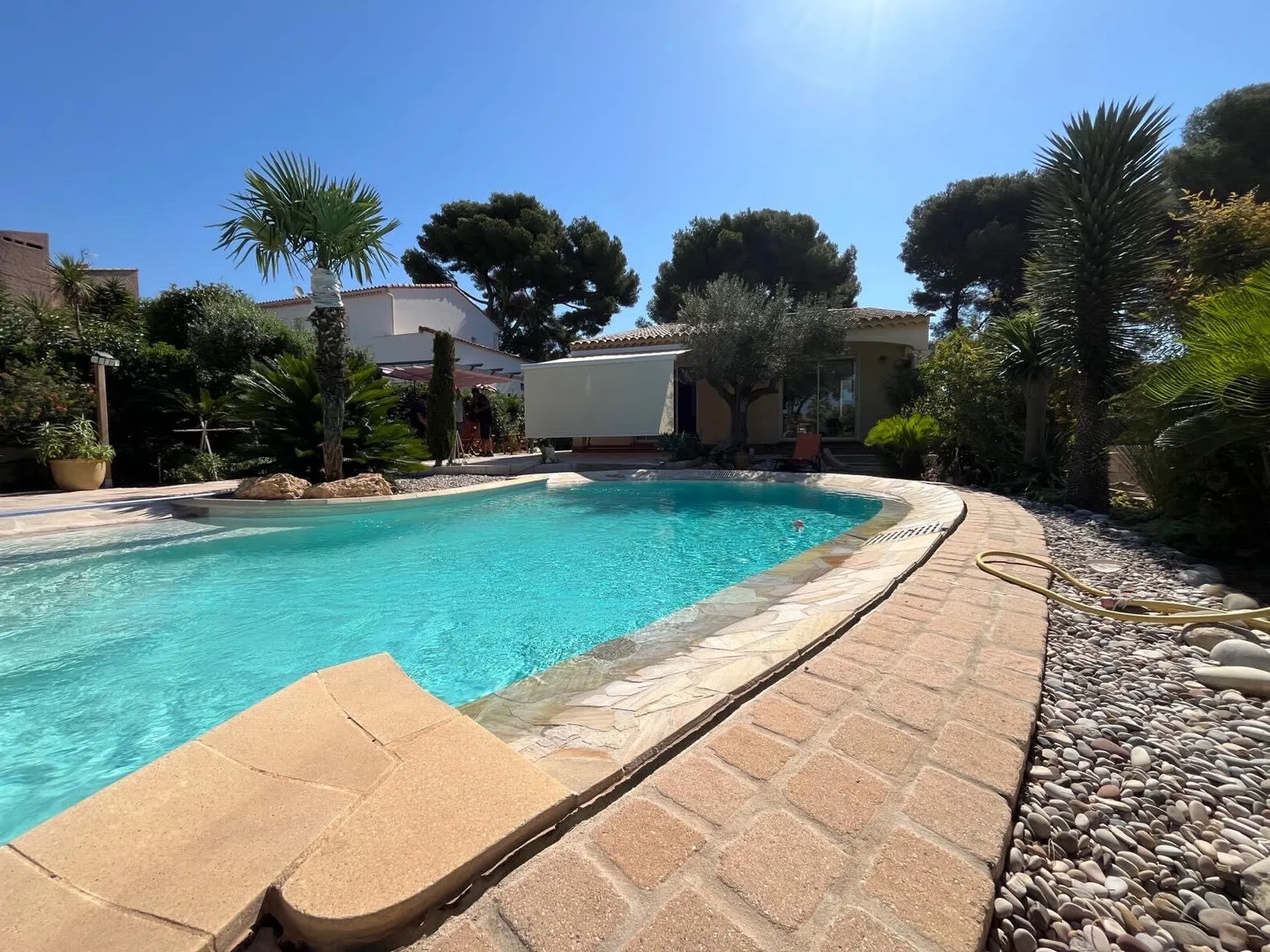 Mise en place d'un store banne Marquises Onyx sur Fuveau