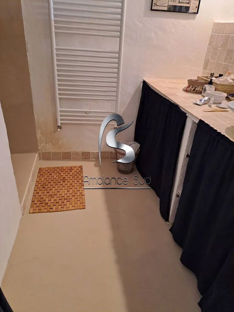 Avant après d’une rénovation de salle de bain en béton ciré taloché couleur lin à Bandol dans le Var