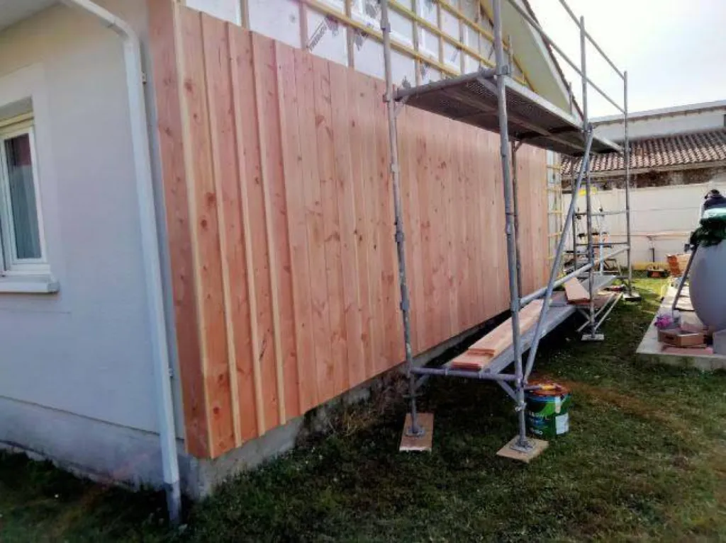 Trouver un artisan pour isoler les murs extérieurs d'une maison avec pose de bardage bois La Teste en Gironde