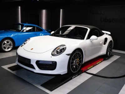 Porsche Turbo S après un polissage minutieux et un traitement céramique Gtechniq, créant une barrière hydrophobe qui protège la peinture tout en apportant une brillance durable.