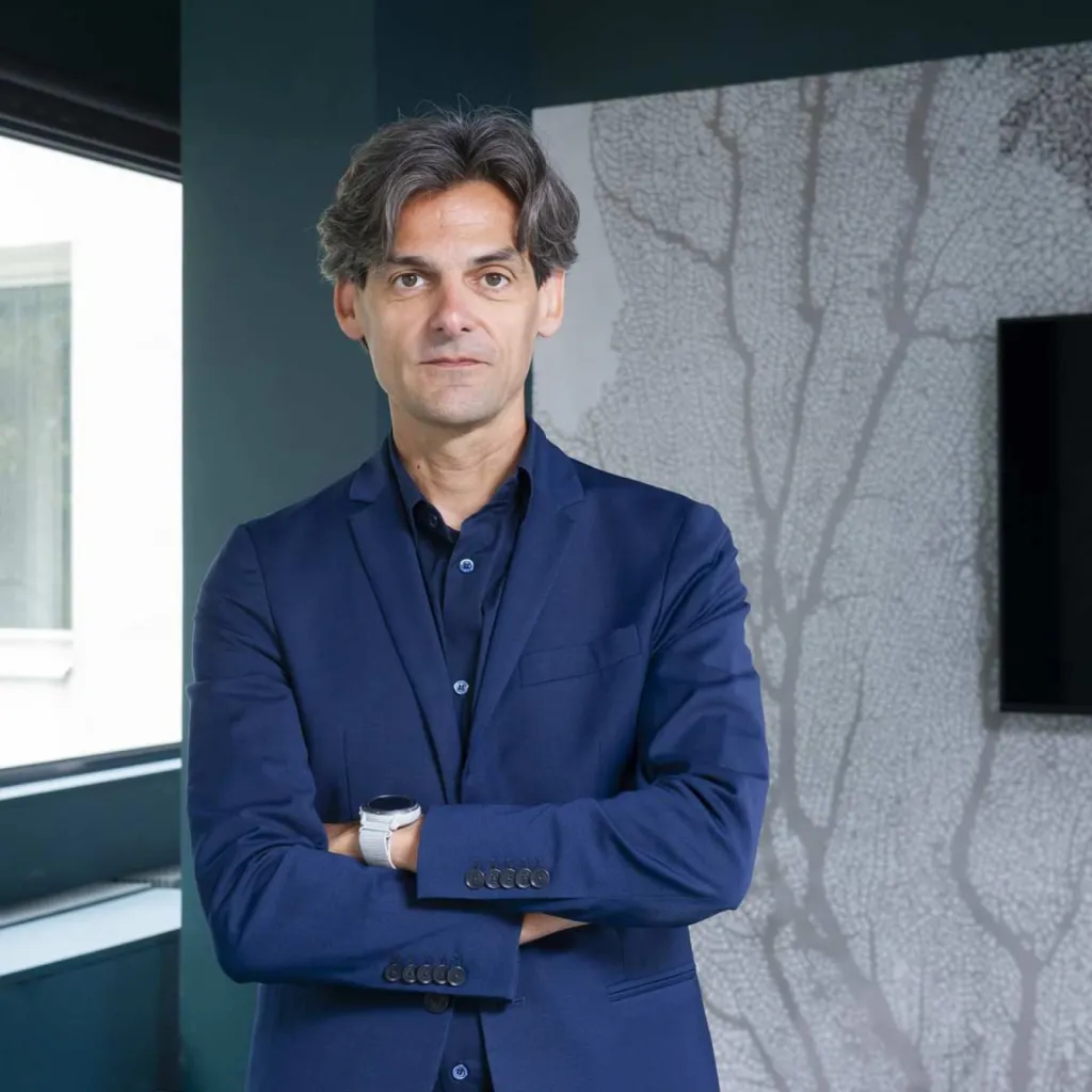 photographe corporate Lyon pour portrait en entreprise conseil du photographe pour la posture selon la personnalité de la personne photographié