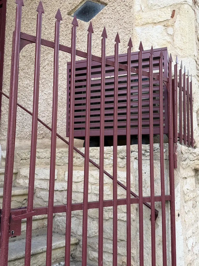 Installation de cache climatisation de la même couleur que le portillon de la maison à Belleville-en-Beaujolais près de Villefranche