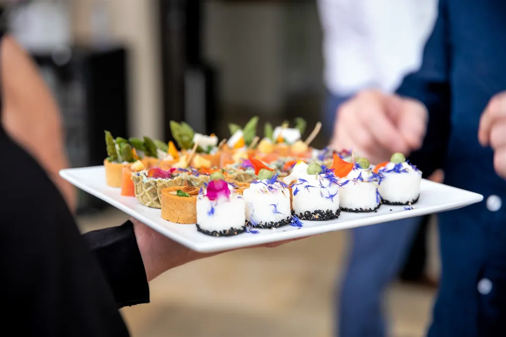 Traiteur mariage haut de gamme avec service en salle, menu dégustation gastronomique et décoration florale d'exception pour célébration de prestige à Roquebrune-Cap-Martin proche de Monaco (98)