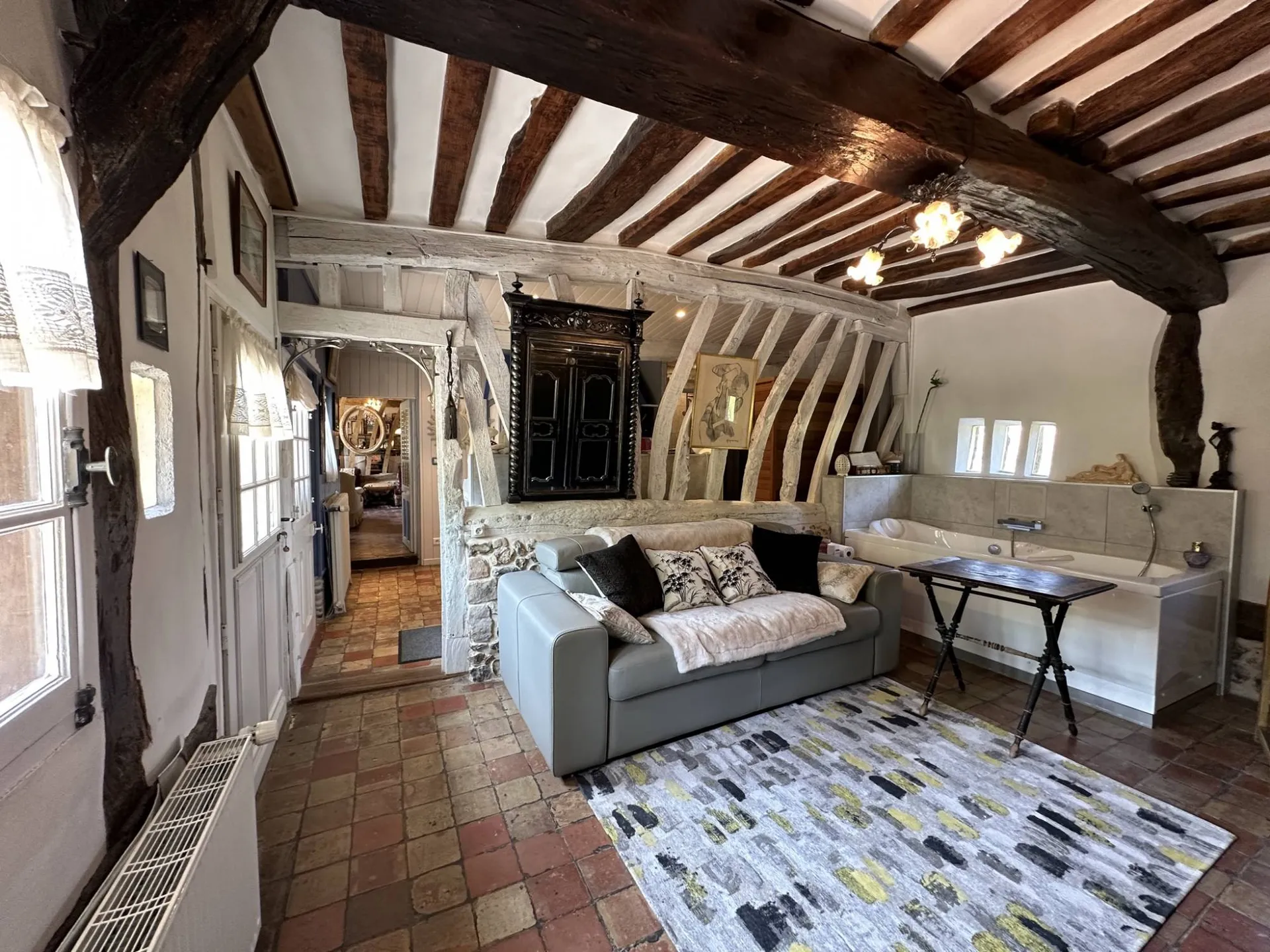 A vendre en Normandie, propriété avec piscine couverte, dotée d'un système de nage à contre-courant..