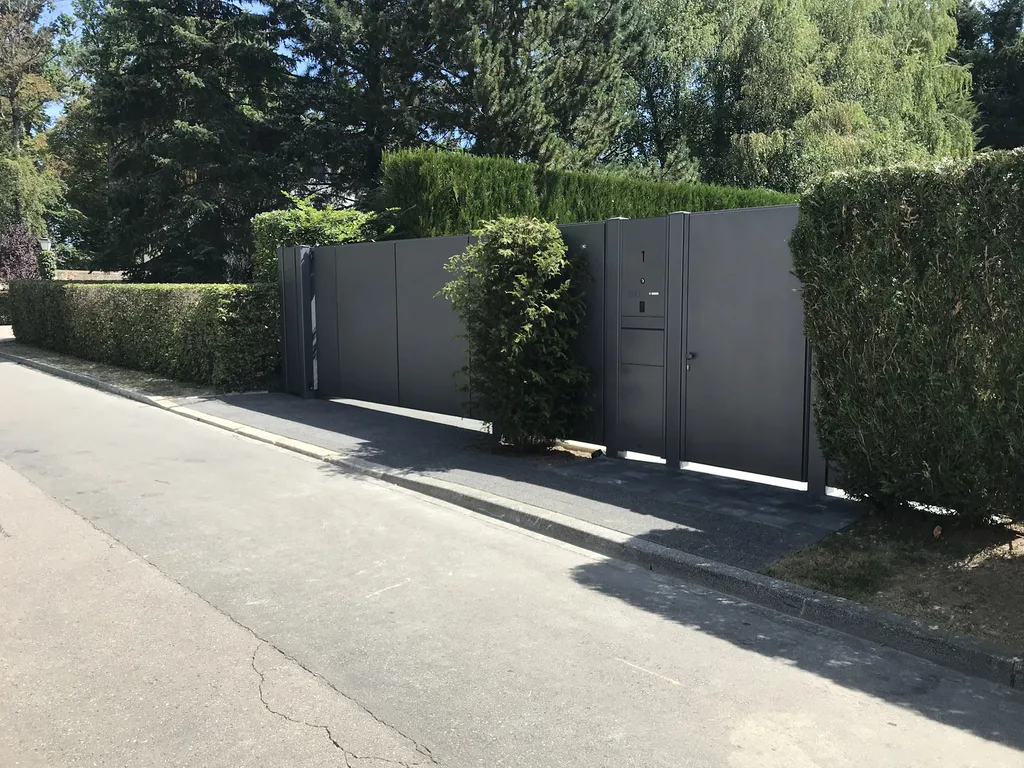 Installer un portail aluminium haut de gamme en Corse-du-Sud : la collection Audace de Tschoeppe, pour les résidences contemporaines et les maisons d'architectes