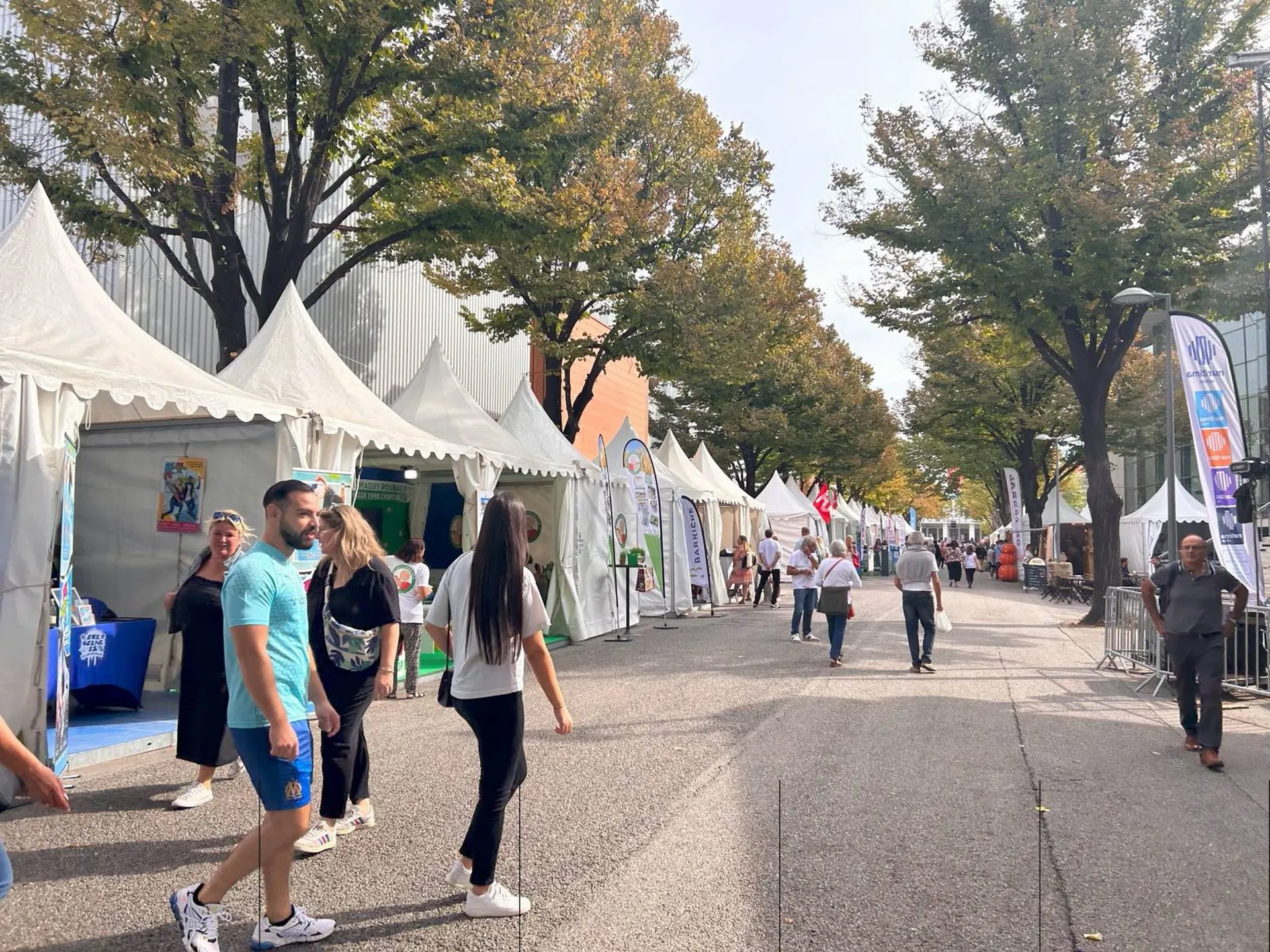 Installation de pagodes et chapiteaux à la Foire de Marseille