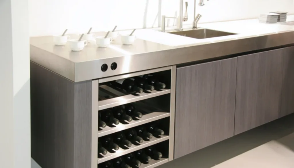 Plan de travail inox mixed avec du Corian et étagères inox pour bouteilles Nantes