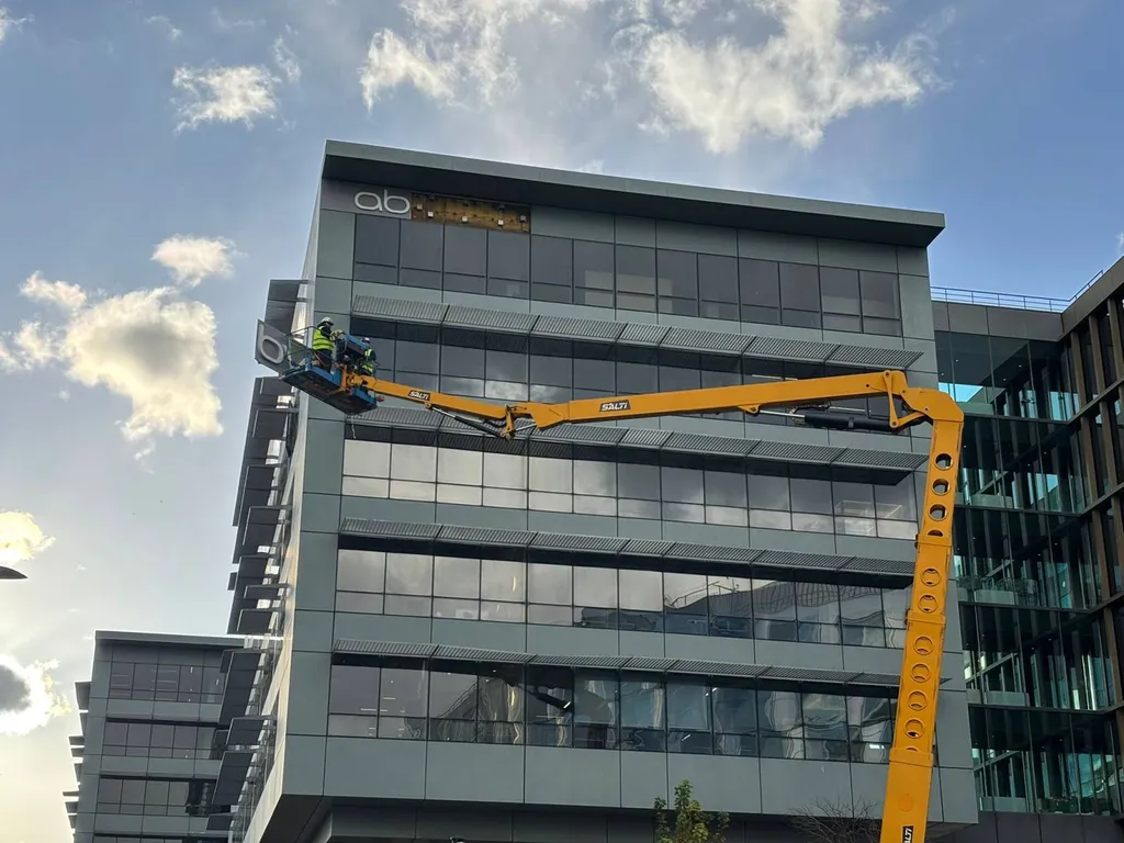 Pose de 2 enseignes sur une façade d'immeuble dans le 92