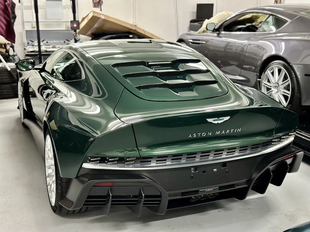 Traitement céramique Lyon protection carosserie Aston Martin Valour 