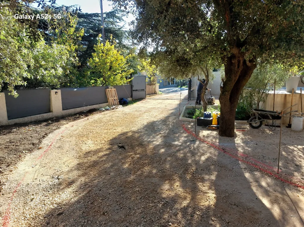 application d'enrobé de bitume noir pour réfection d'un chemin de propriété sur Saint maximin la sainte baume dans ke Var