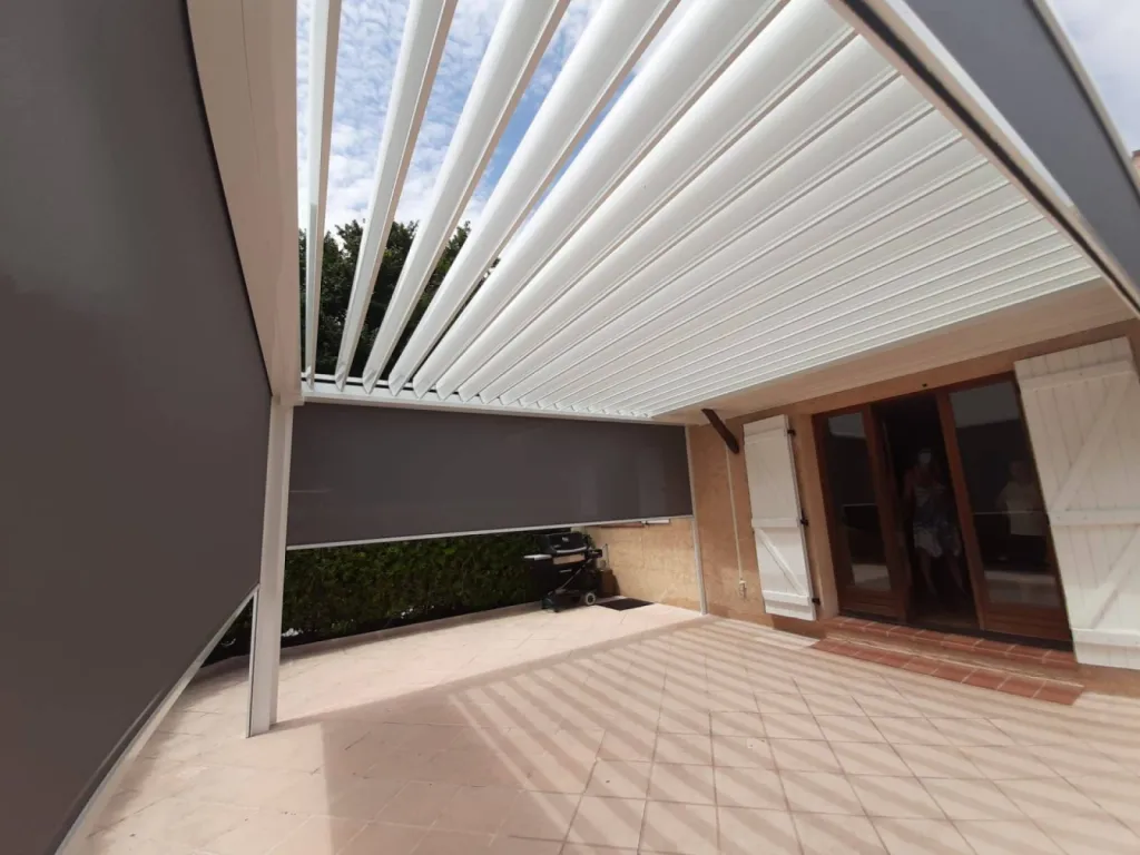 Installer un store toiles vertical sur une pergola bioclimatique à Cannes