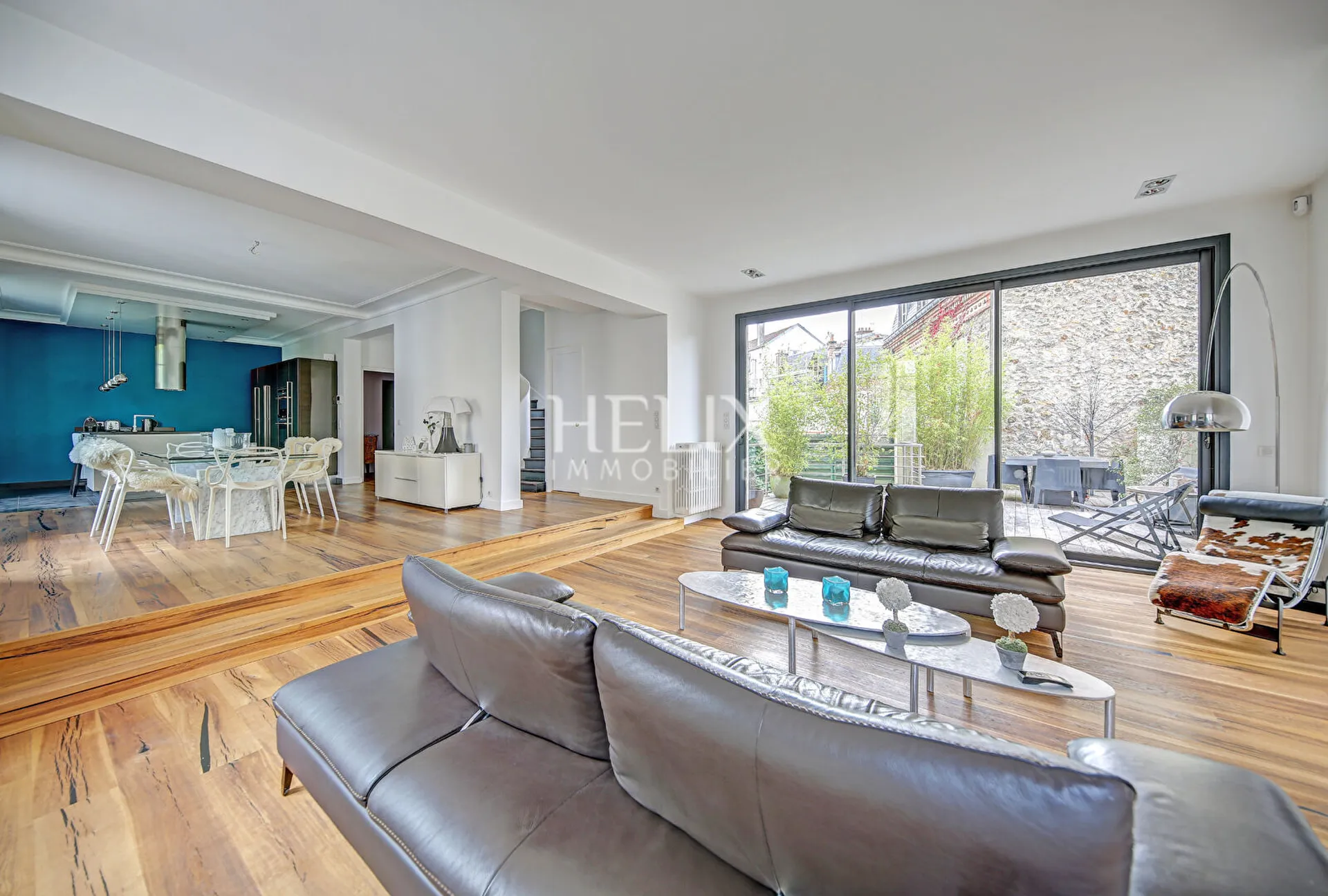 Salon avec cheminée d'une maison de prestige