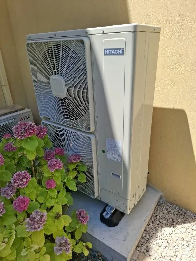 Pose d'une pompe à chaleur air eau Hiatchi Yutaki S Combi à Rognes