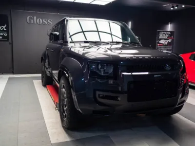 Un look musclé, une finition préservée : le PPF XPEL appliqué sur ce Land Rover Defender Octa est presque invisible à l’œil nu.