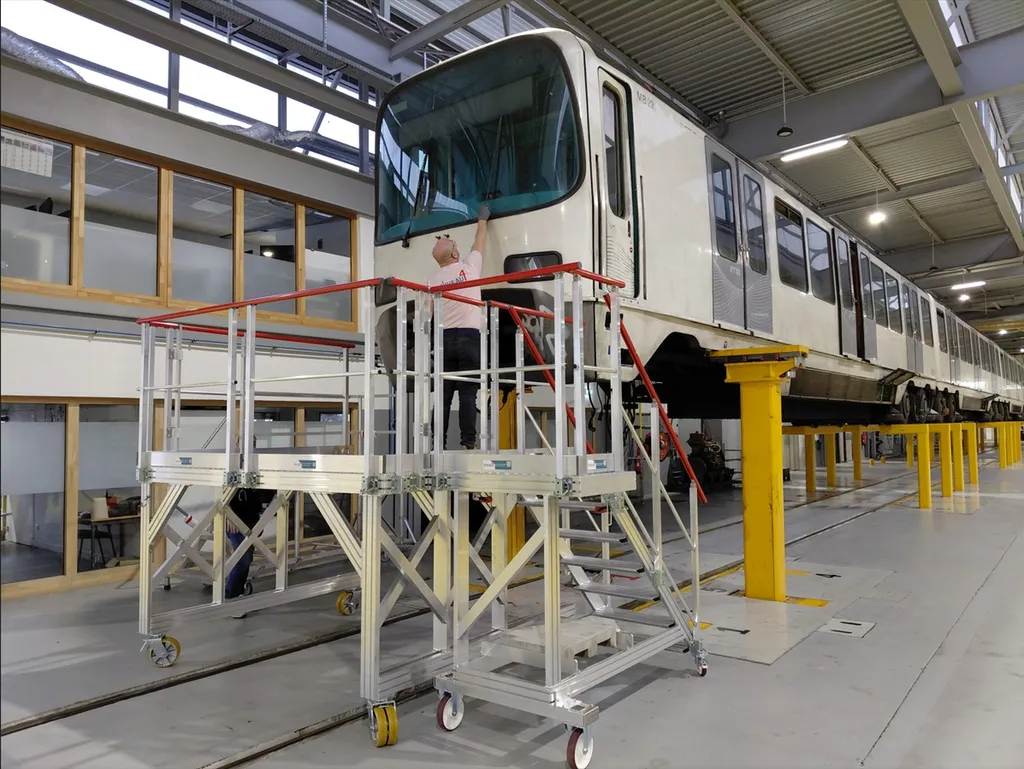 Plateforme de Maintenance Ferroviaire sur Mesure : Sécurisez l'Entretien de vos Rames de Métro avec les Praticables Mobiles Haute Performance et l'Expertise Technique de Niveau4.