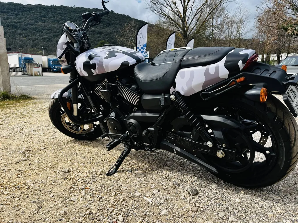 Covering camouflage sur une Harley-Davidson près de Toulon dans le Var