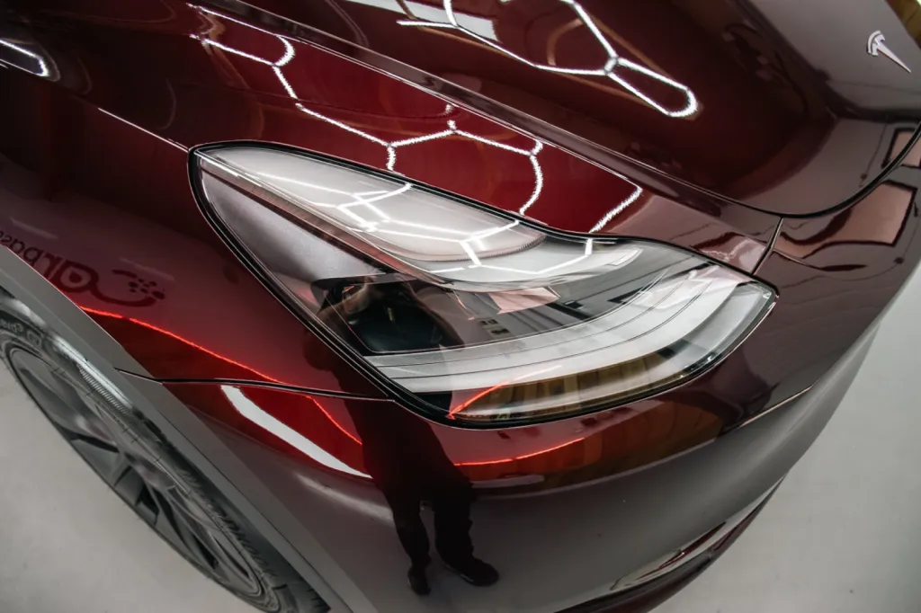 Protection face avant en finition satinée sur Tesla Model Y à Compiègne
