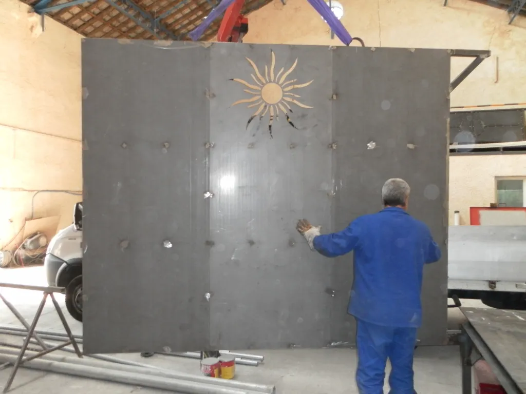 FABRICANT DE PORTAIL SUR MESURE EN FER FORGE AVEC DECORATION SOLEIL PERSONNALISE OXYCOUPE A MARTIGUES DANS LES BOUCHES DU RHONE