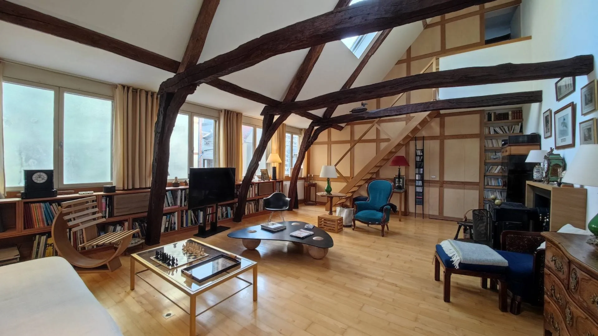 Vends : Élégance Intemporelle à Chaque Pas - Découvrez l'entrée de ce triplex, où l'élégance du passé se mêle harmonieusement à une touche contemporaine, créant ainsi une ambiance unique et accueillante.