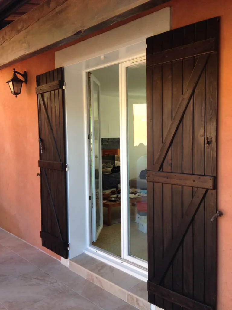 Volets en bois sur Martigues (avant)