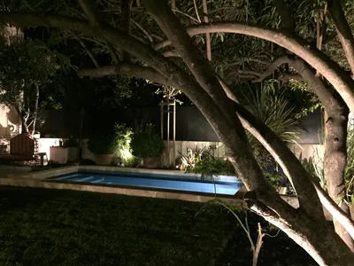 Éclairage autour de piscine à Avignon et dans le Vaucluse : conception et installation par un paysagiste expert