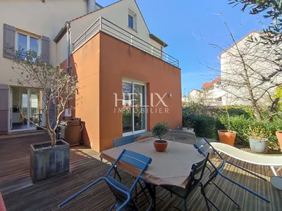 Maisons Laffitte, à 8 mn du RER, maison de 151 m2 avec grande pièce de vie lumineuse, 4 chambres, un bureau et un sous-sol total