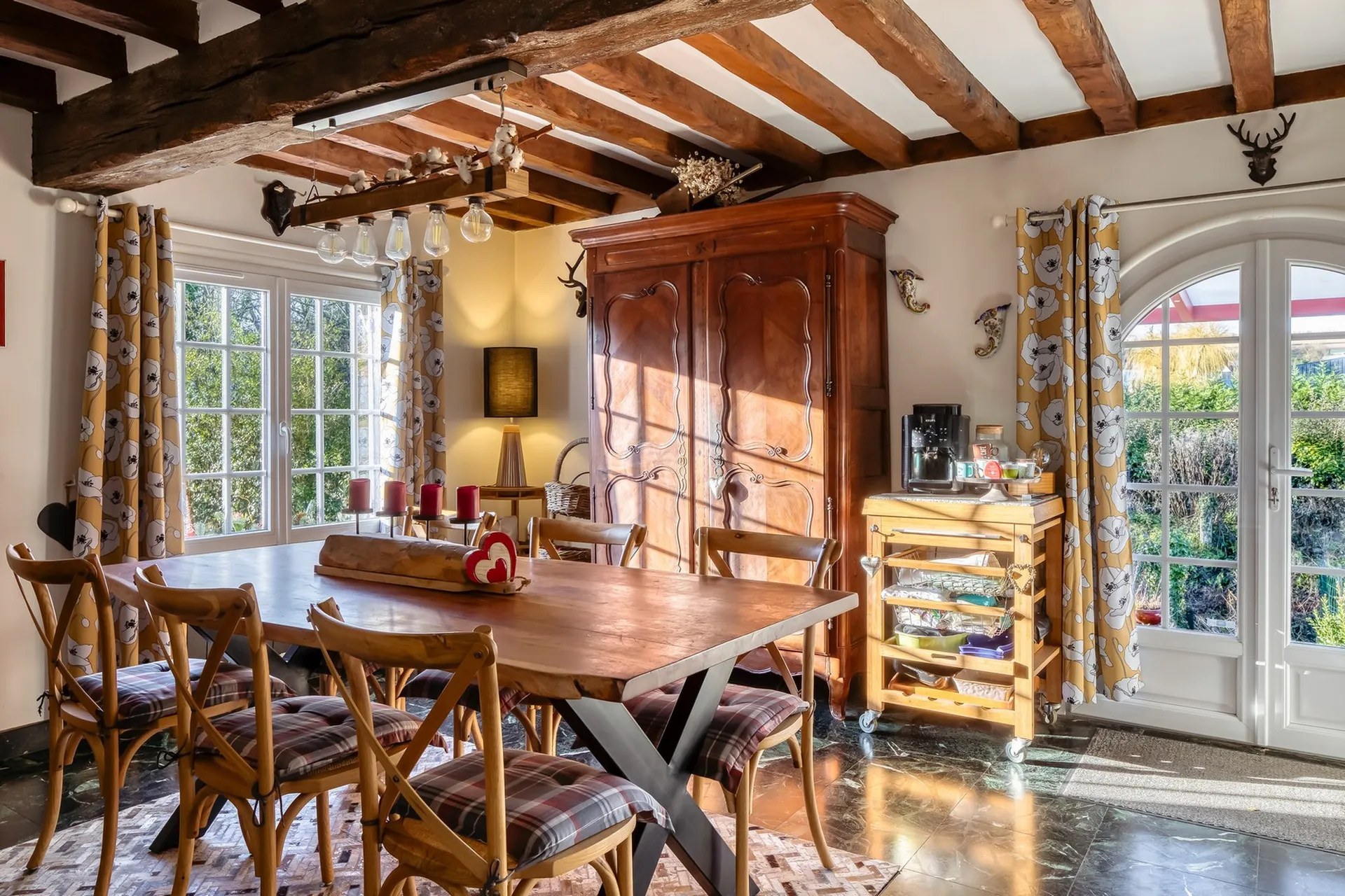 Terres Et Demeures De Normandie vous propose cette maison à acheter en Seine-Maritime, située dans un environnement calme, entre campagne normande et littoral.