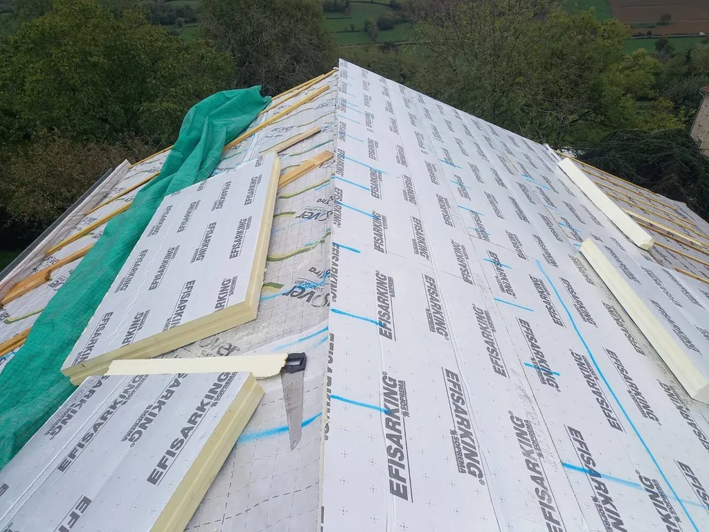 Rénovation énergétique de toiture avec isolation par sarking à Beaujeu près de Belleville en Beaujolais (69)