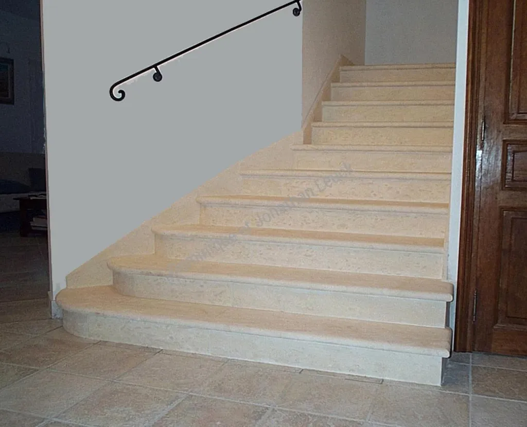 Escalier en placage en pierre d'Estaillades