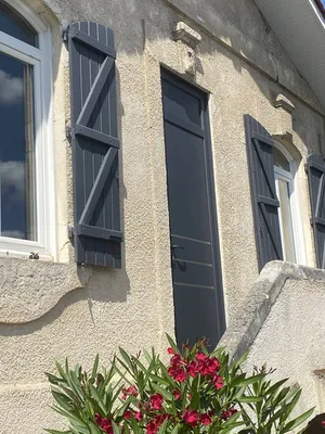 Porte d'entrée en PVC à Pessac posée par Aquit'M