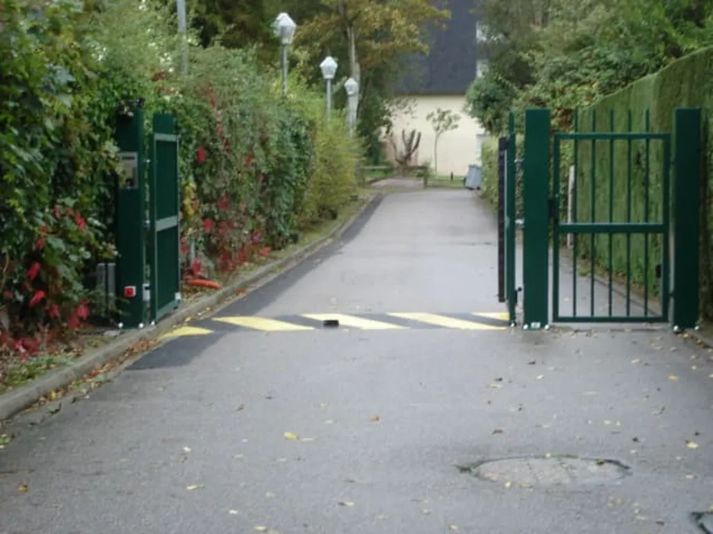 Installation de Portails Battants Motorisés pour Copropriété à Pont-l'Évêque dans le Calvados (14) à proximité de Deauville et Lisieux