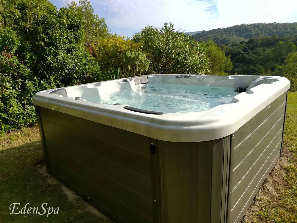 spa sur gazon exterieur aix en provence