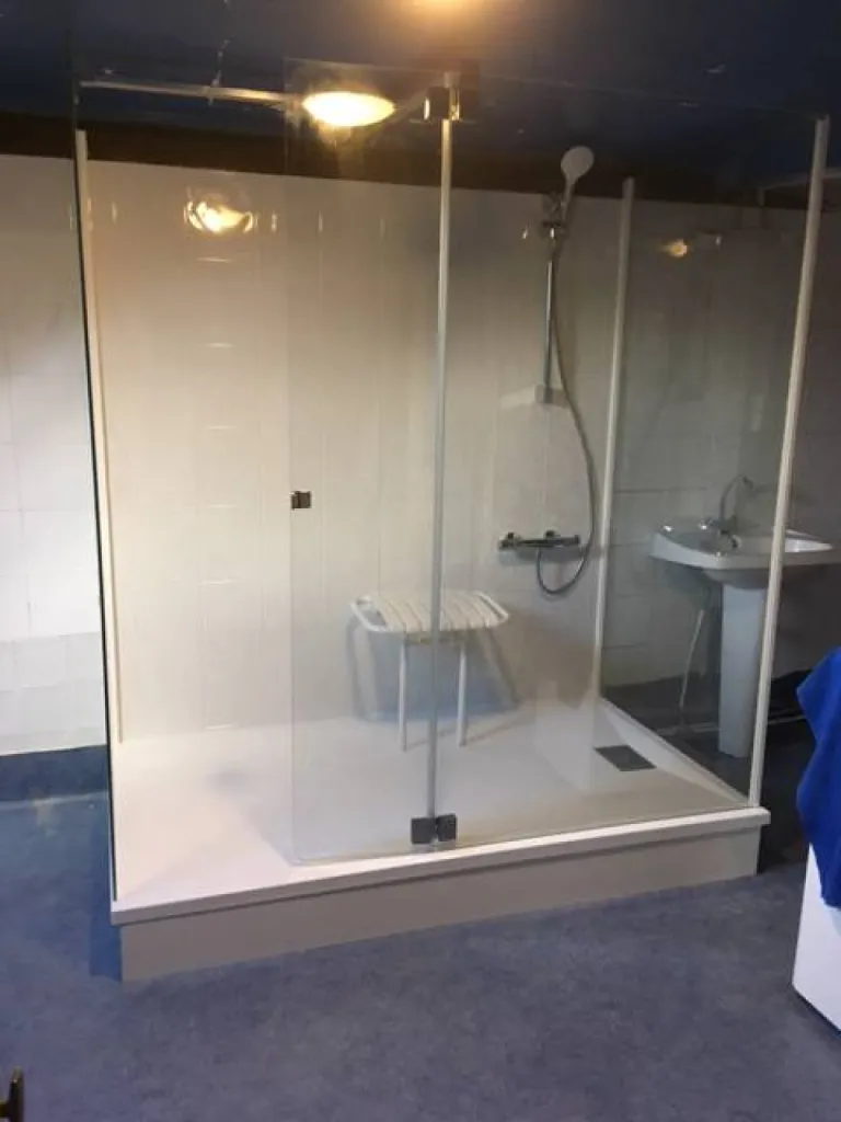 Remplacement baignoire par douche sénior sécurisée à Sète, Hérault (34)
