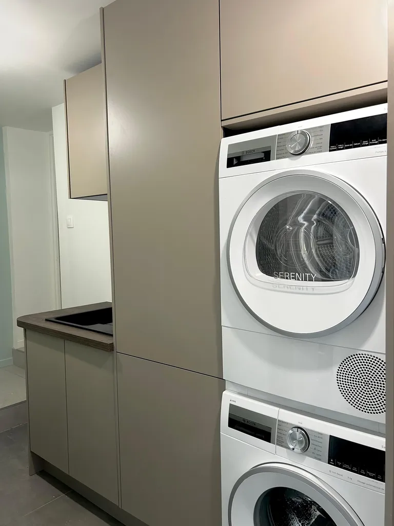 Buanderie avec lave linge et sèche linge supperposés à Fonsorbes