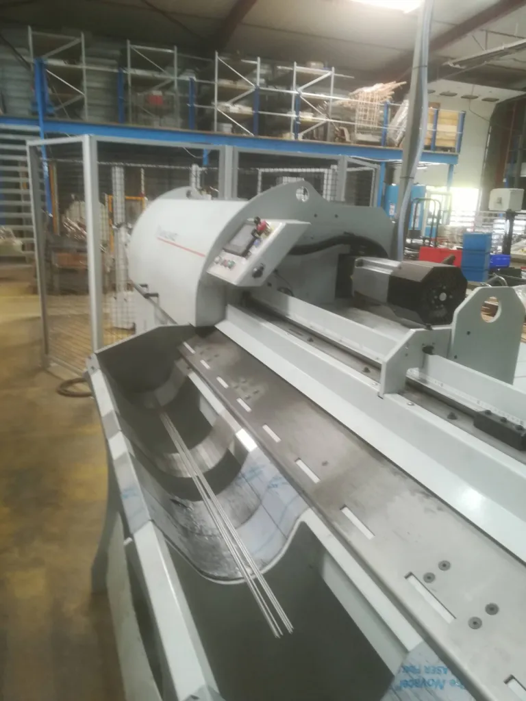 Machine à dresser et à débiter le fil inox