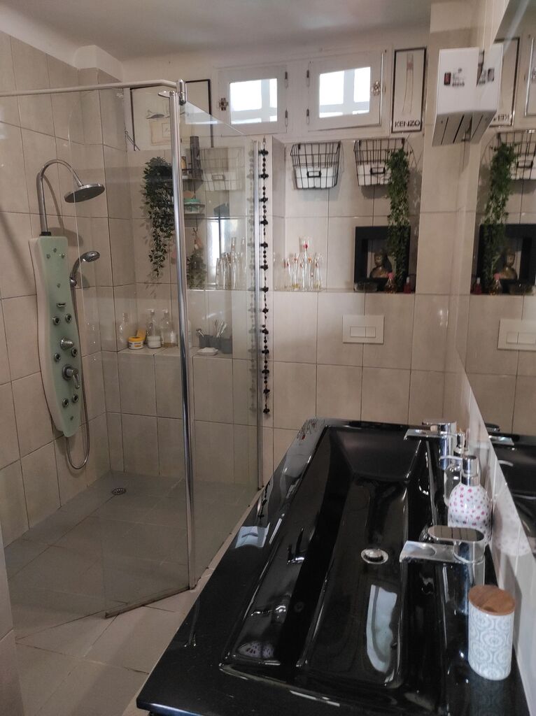 A vendre appartement T3 Cassis plein centre avec parking privé, balcon et loggia fermée