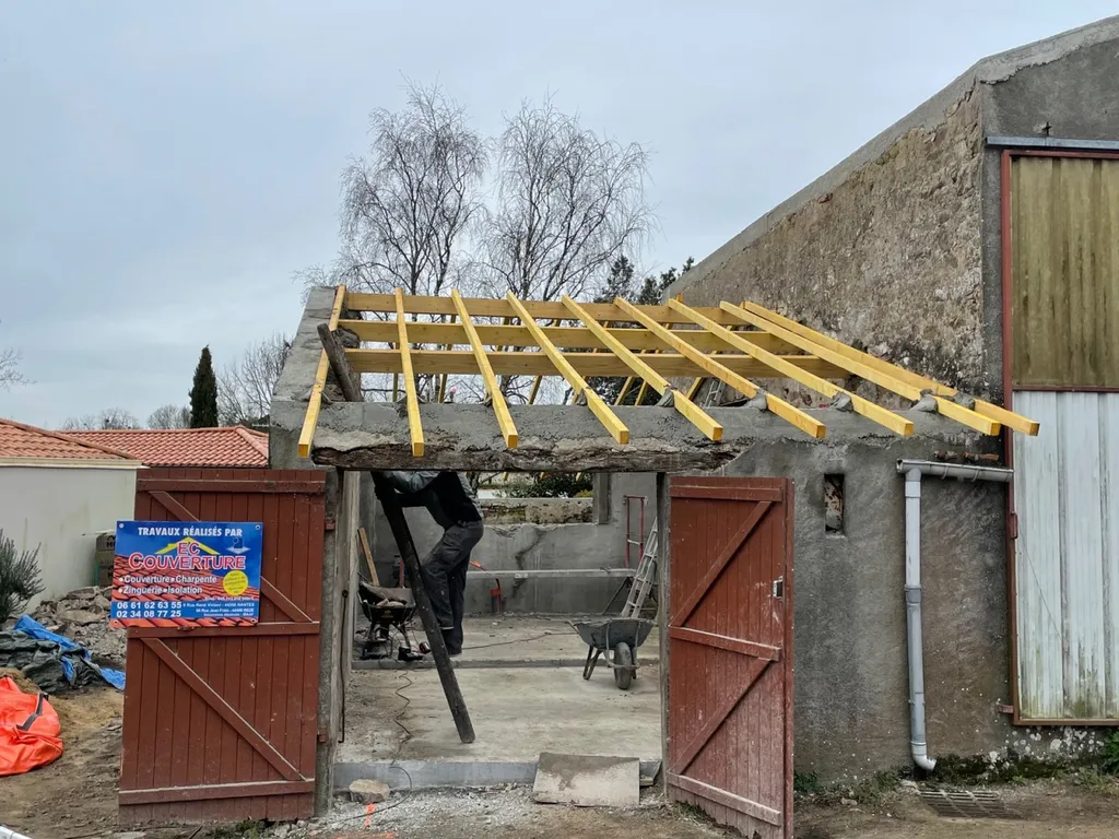  Création d’une charpente en bois traité rapidement et avec garantie à Nantes