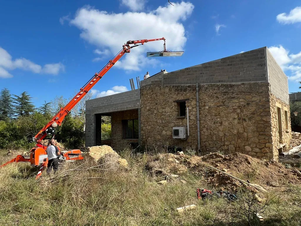 Pose en cours d'une verrière dans une villa à Meyreuil