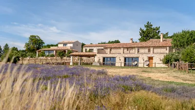 Bâtisse historique du Domaine Château du Bois, demeure d'hôtes de luxe au coeur des champs de lavande fine de Provence