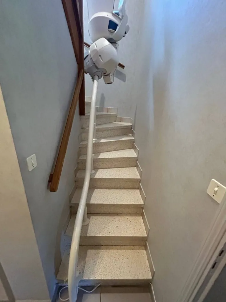 Encombrement minimum pour ce fauteuil monte escalier OTOLIFT Smart dans un escalier 2/4 tournant en intérieur près de Marseille