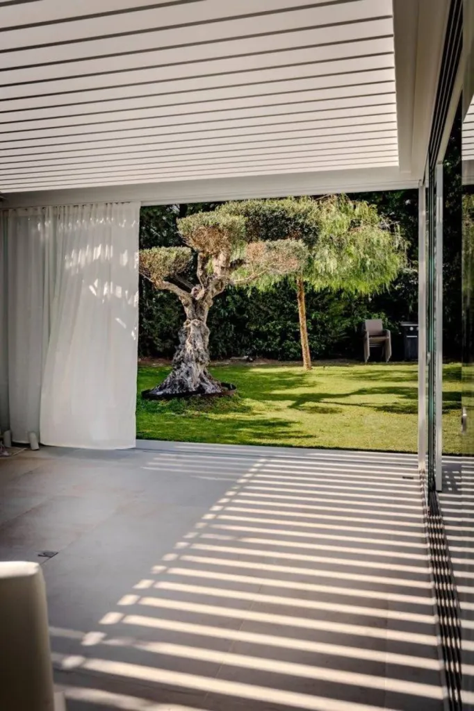 Pose de coulissant en verre sur pergola bioclimatique