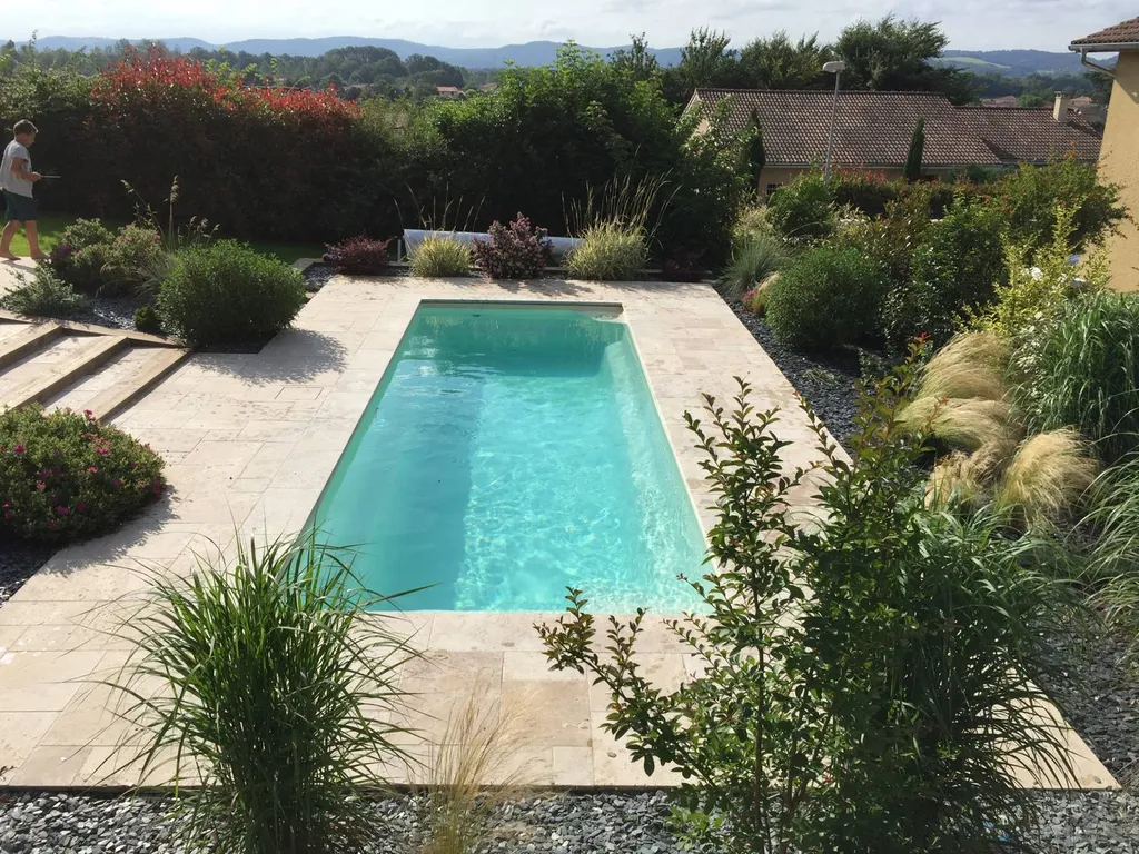 Banquette immergée de la piscine Starlite – espace détente intégré, pose dans le Var Ouest