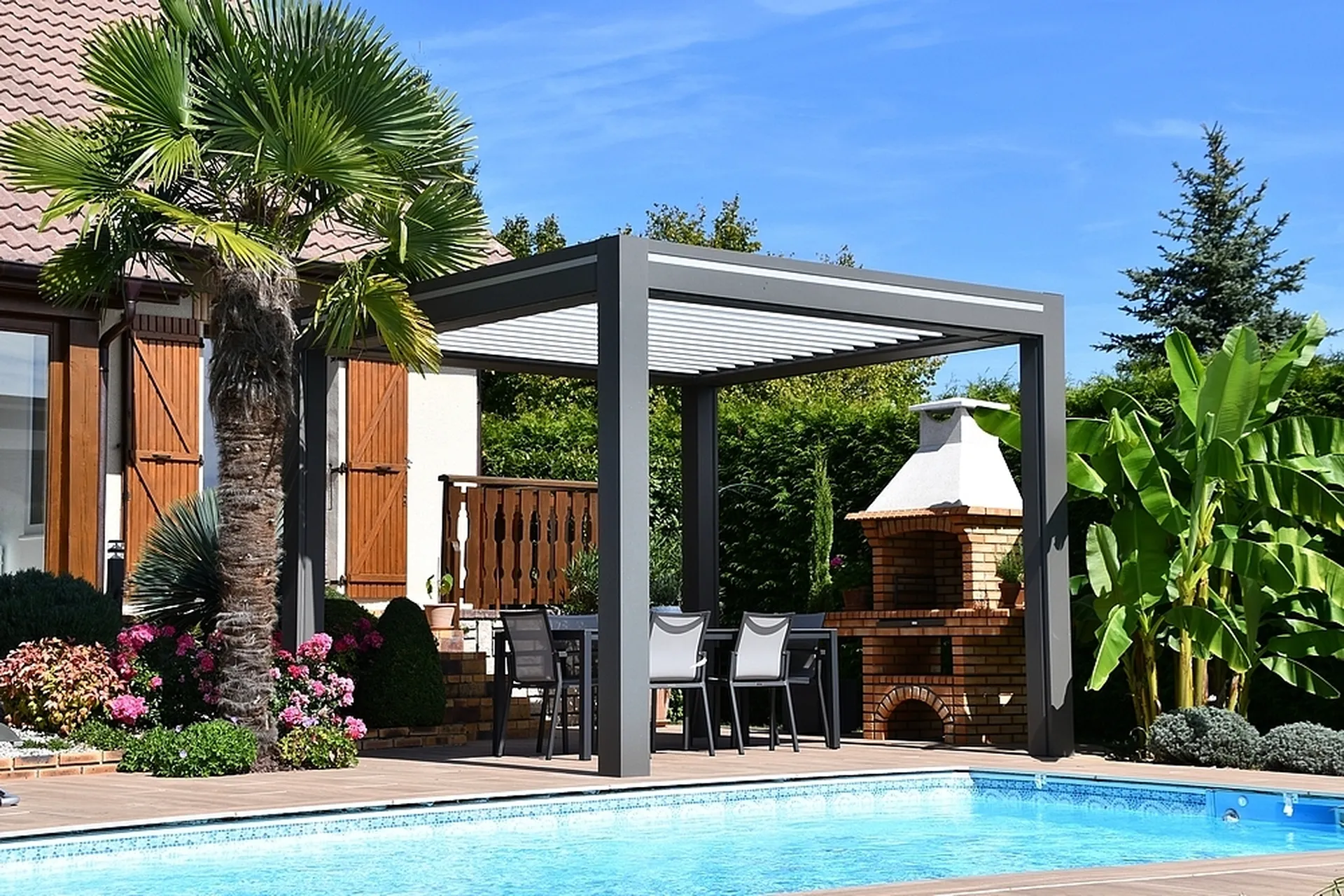 Pose d'une magnifique pergola bioclimatique à  Mandeure 25350 dans le Doubs ,lames orientable avec stores et leds dans les lames