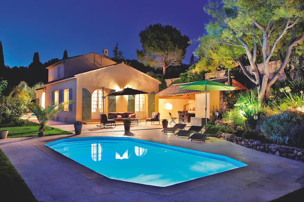 piscine avec Margelles en pierre beige et piscine